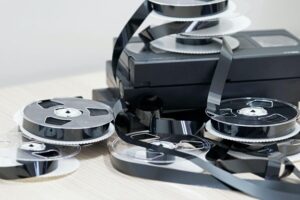 ビデオテープを処分する際に中身のデータを消去する2つの方法