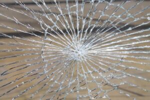 ガラスを割って処分する際の注意点｜強化ガラスは割れにくい